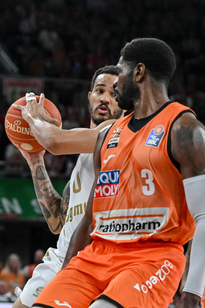 更得益于他 更得益于他